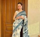 The image shows Pakistani actress Hania Aamir wearing a viral block-printed sare